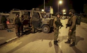 قوات العدو الإسرائيلي تعتقل 5 فلسطينيين في الخليل وتقتحم مناطق في نابلس وبيت لحم والقدس