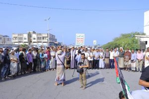 وقفة حاشدة تنديدًا بالعدوان الصهيوني على موانئ الحديدة