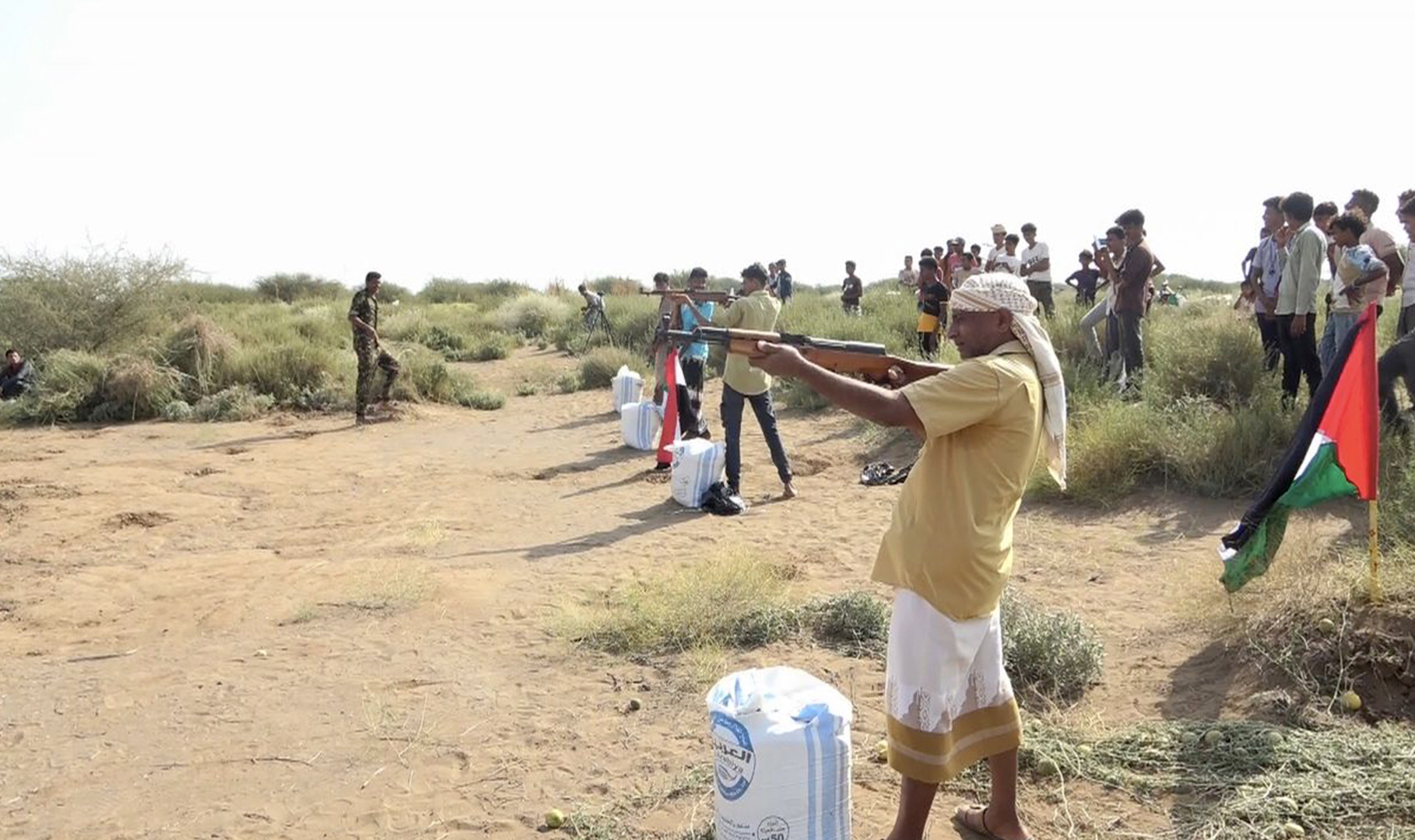 مناورة ومسير لخريجي الدورات المفتوحة في المنيرة بالحديدة