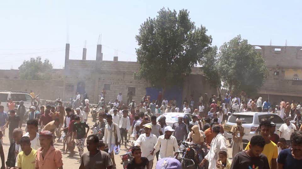تشييع جثامين شهداء مؤسسة المياه في المنصورية بالحديدة