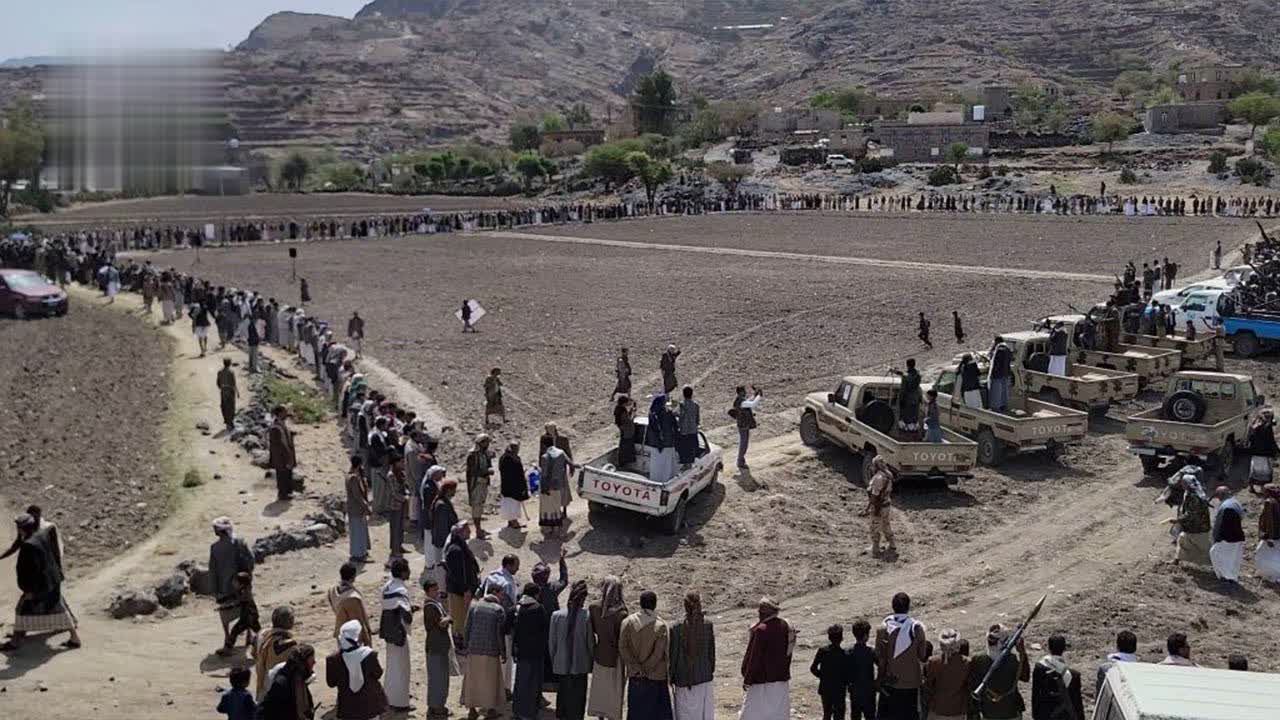 وقفة قبلية مُسلحة في ذمار إعلاناً لوثيقة الشرف القبلية والجهوزية لمواجهة التصعيد