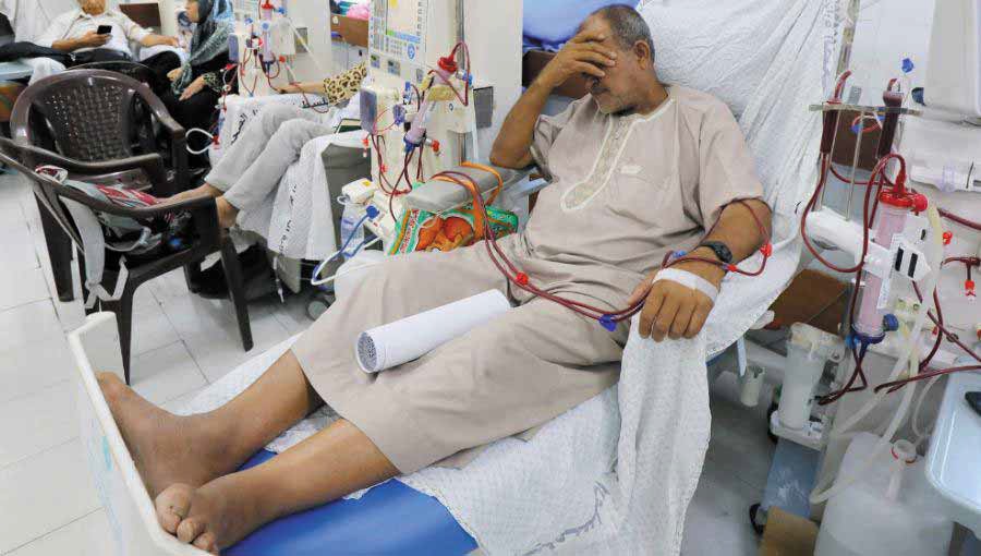 الحصار الإسرائيلي يهدد حياة 350 ألف مريض في غزة