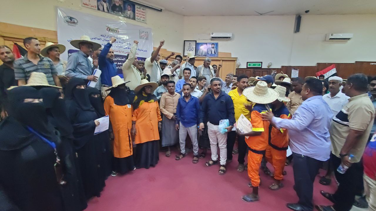 تكريم عمال النظافة المتميزين في محافظة الحديدة