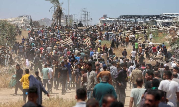 “الأونروا”: جياع بغزة أُجبروا على الزحف وسط إطلاق نار إسرائيلي كثيف