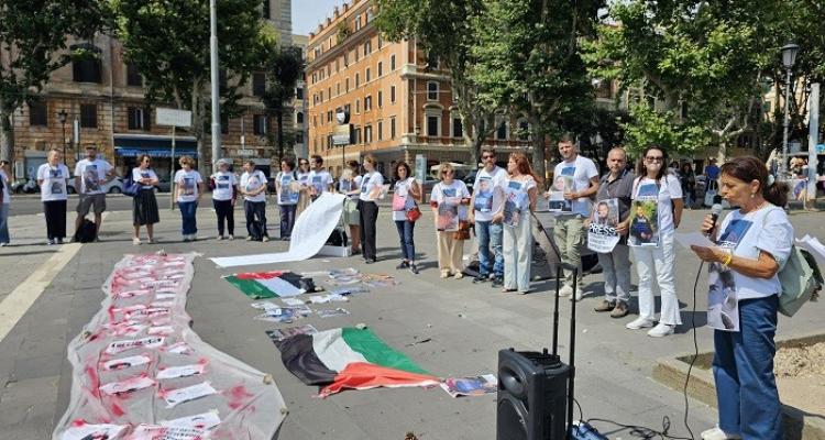 الصحفيون الإيطاليون ينظمون وقفة في روما تنديدا بجرائم الاحتلال الإسرائيلي بحق الصحفيين في غزة