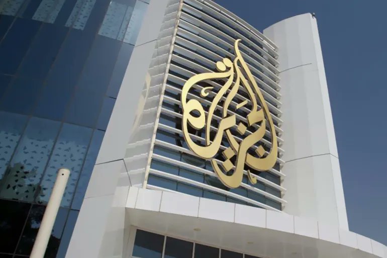 العدو الإسرائيلي يقتحم مكتب قناة الجزيرة برام الله ويجدد إغلاقه 60 يوما