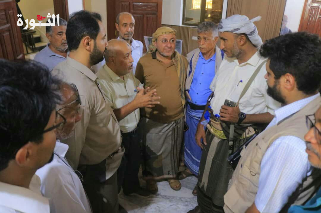 عطيفي يتفقد سير العمل بمكتب هيئة الاستثمار بالحديدة