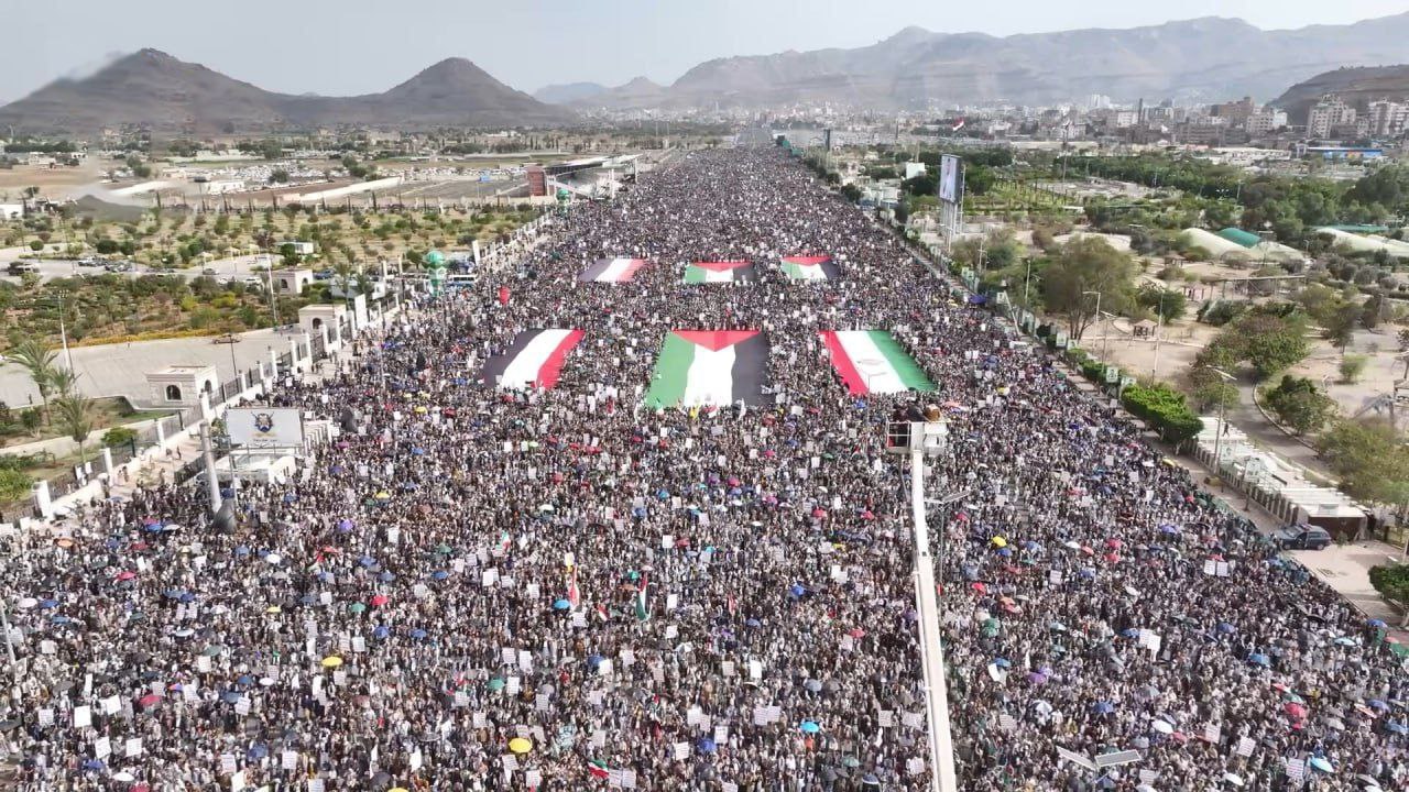 بخروجهم المليوني بالعاصمة والمحافظات.. اليمنيون يؤكدون الثبات مع غزة وإيران ضد الإجرام الصهيوني الأمريكي