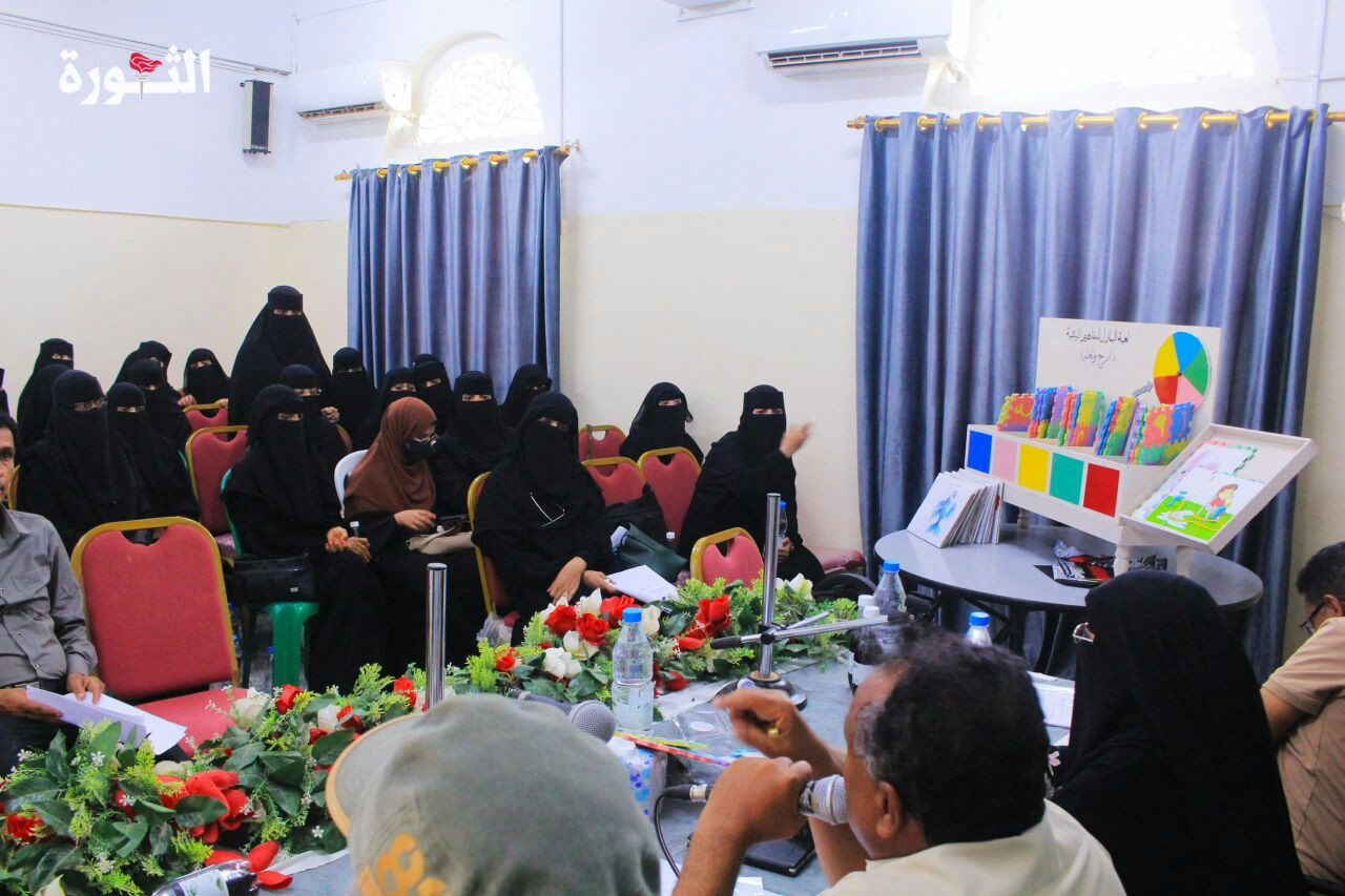 مناقشة بحوث تخرج طلبة قسم رياض الأطفال بكلية التربية جامعة الحديدة