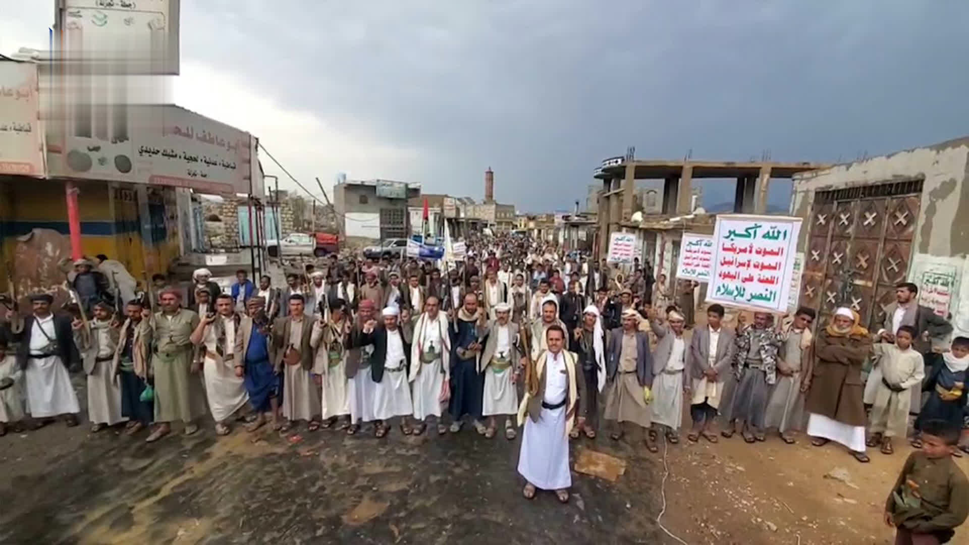 82 مسيرة حاشدة في عمران تأكيدا على الثبات مع غزة وتأييدا لرد إيران على العدوان الصهيوني
