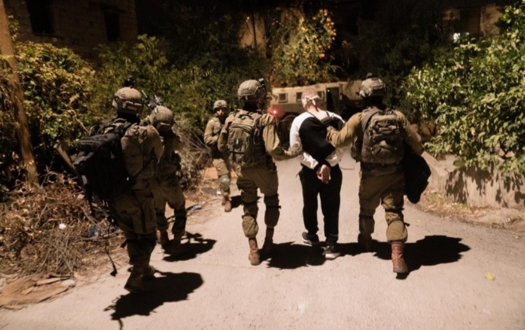العدو الصهيوني يعتقل 10 فلسطينيين من الضفة المحتلة