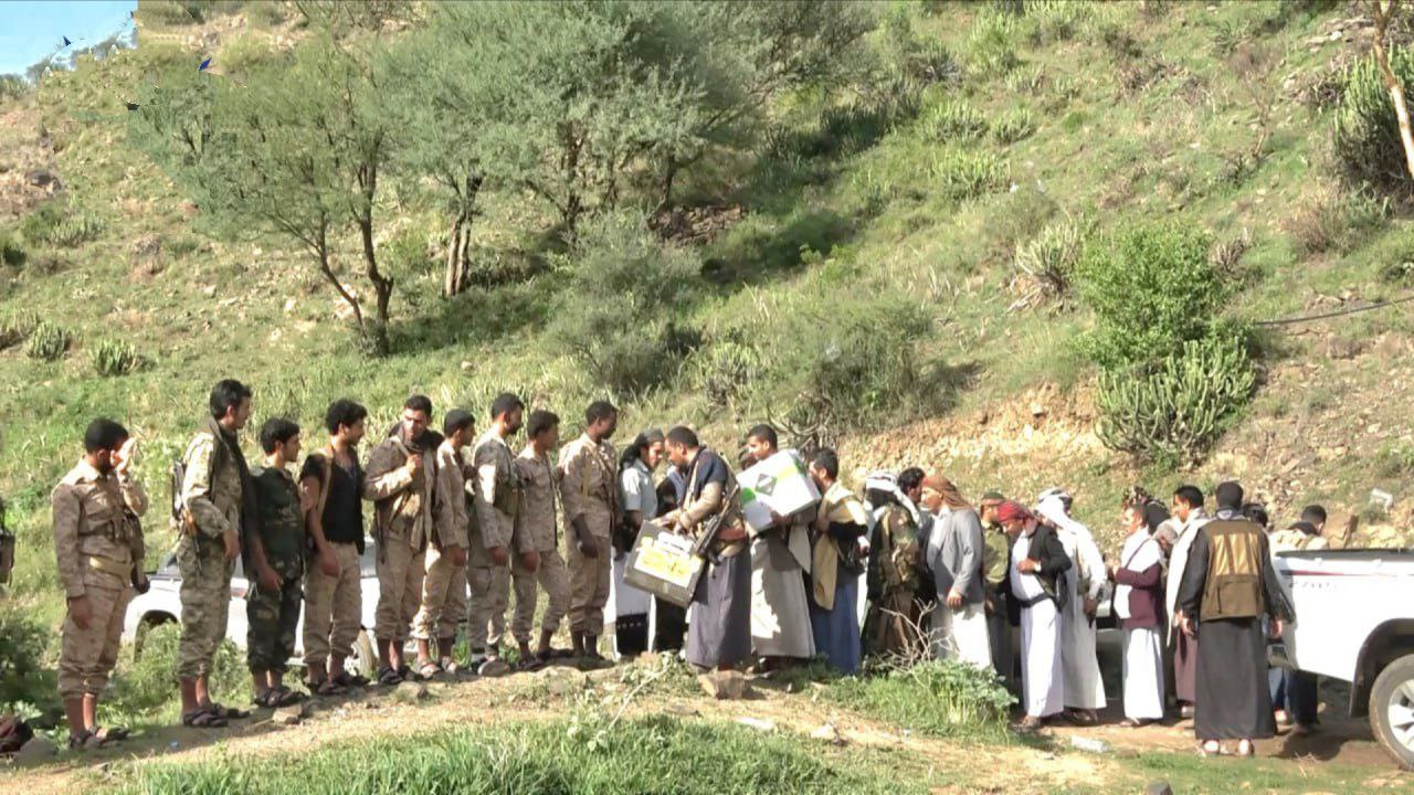 السلطة المحلية في ذمار تسير قوافل عيدية للمرابطين في جبهات المنطقة العسكرية الرابعة