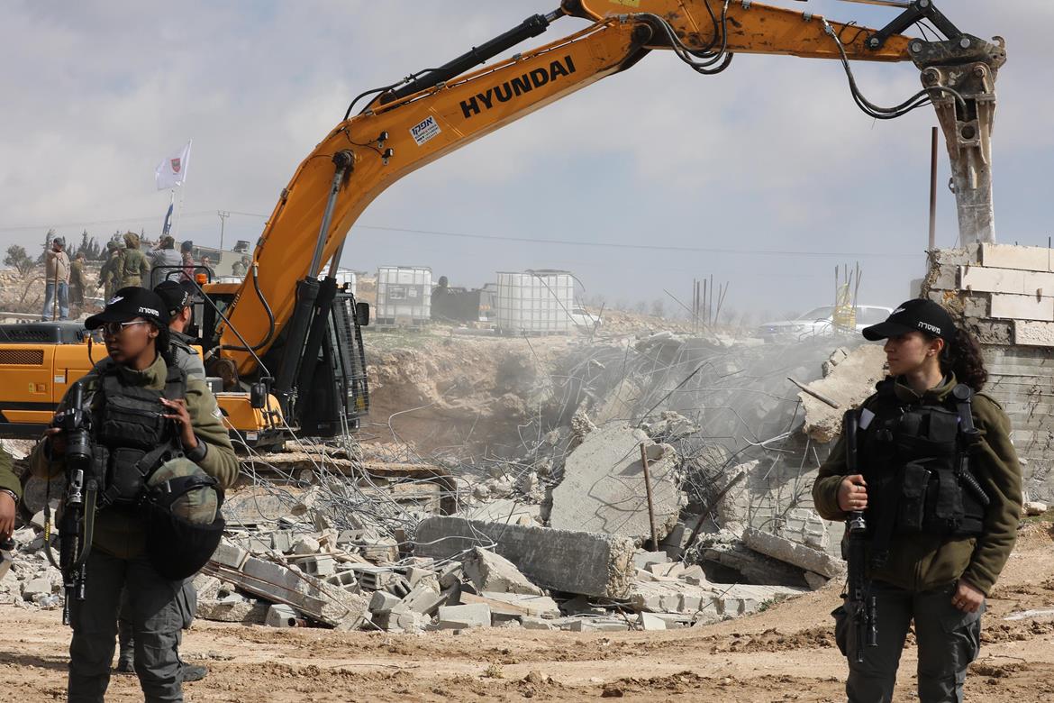 العدو الصهيوني يهدم أسوارا شمال شرقي القدس