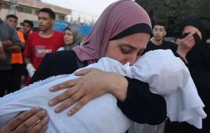 استشهاد طفلة ومواطن بقصف للعدو الصهيوني في غزة