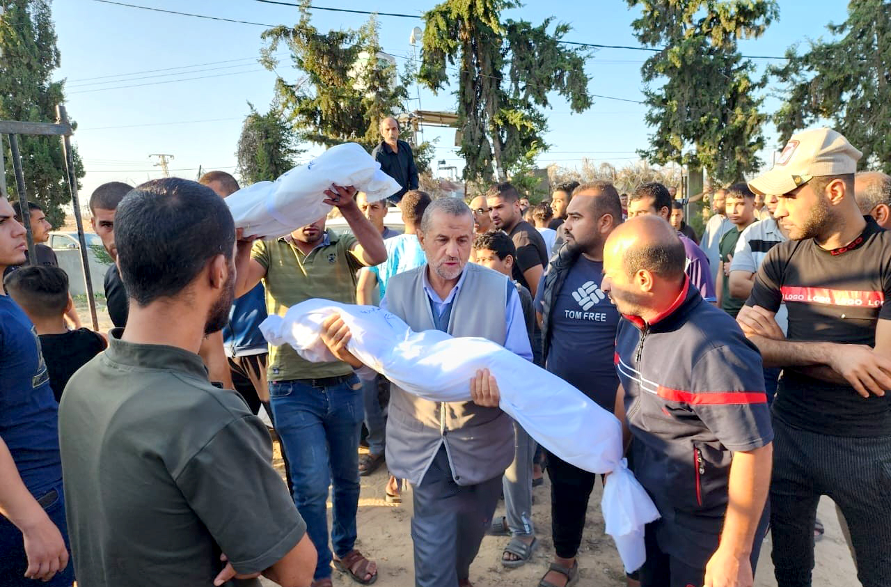 14 شهيدًا في قصف صهيوني استهدف منزلين شمال وشرق قطاع غزة