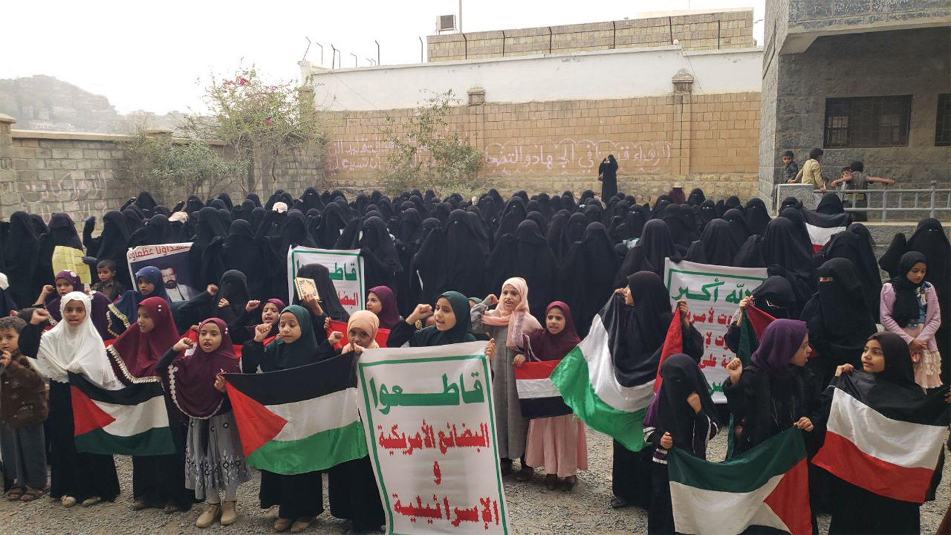 وقفات نسائية في حجة تضامنا مع الشعب الفلسطيني