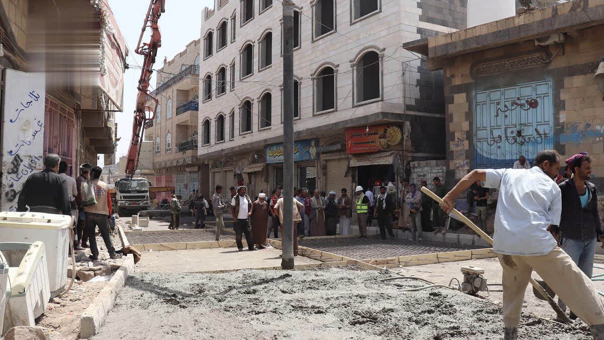 تدشين المرحلة الثانية من مشروع رصف شارع الدلة في مدينة دمت