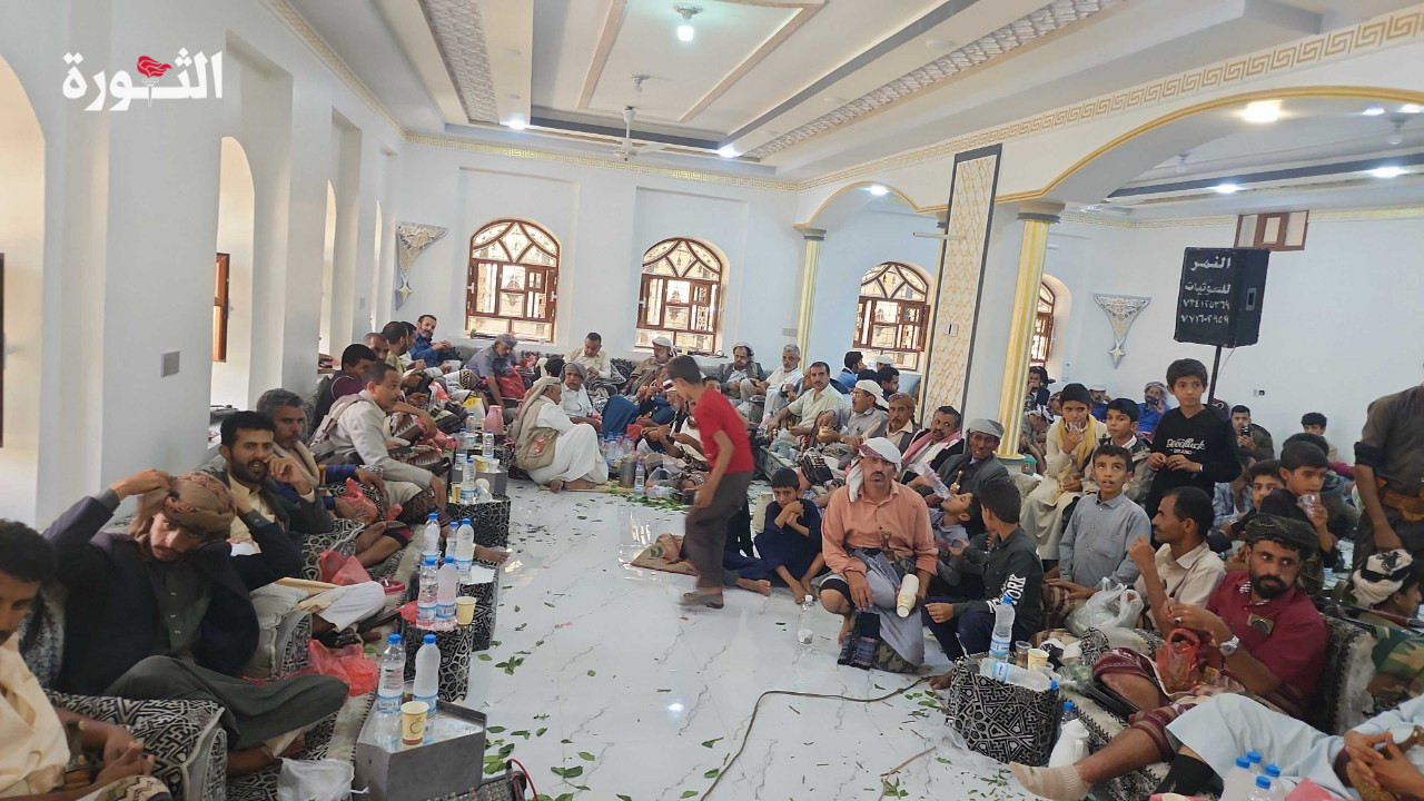 محافظ البيضاء يلتقي مشايخ ووجهاء منطقة حمره بمديرية الطفة