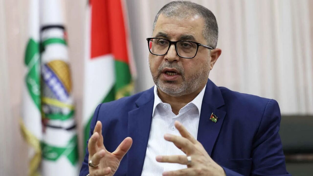 قيادي بحماس : شعبنا لن يقبل الابتزاز على كرامته مقابل لقمة مغمسة بالدم