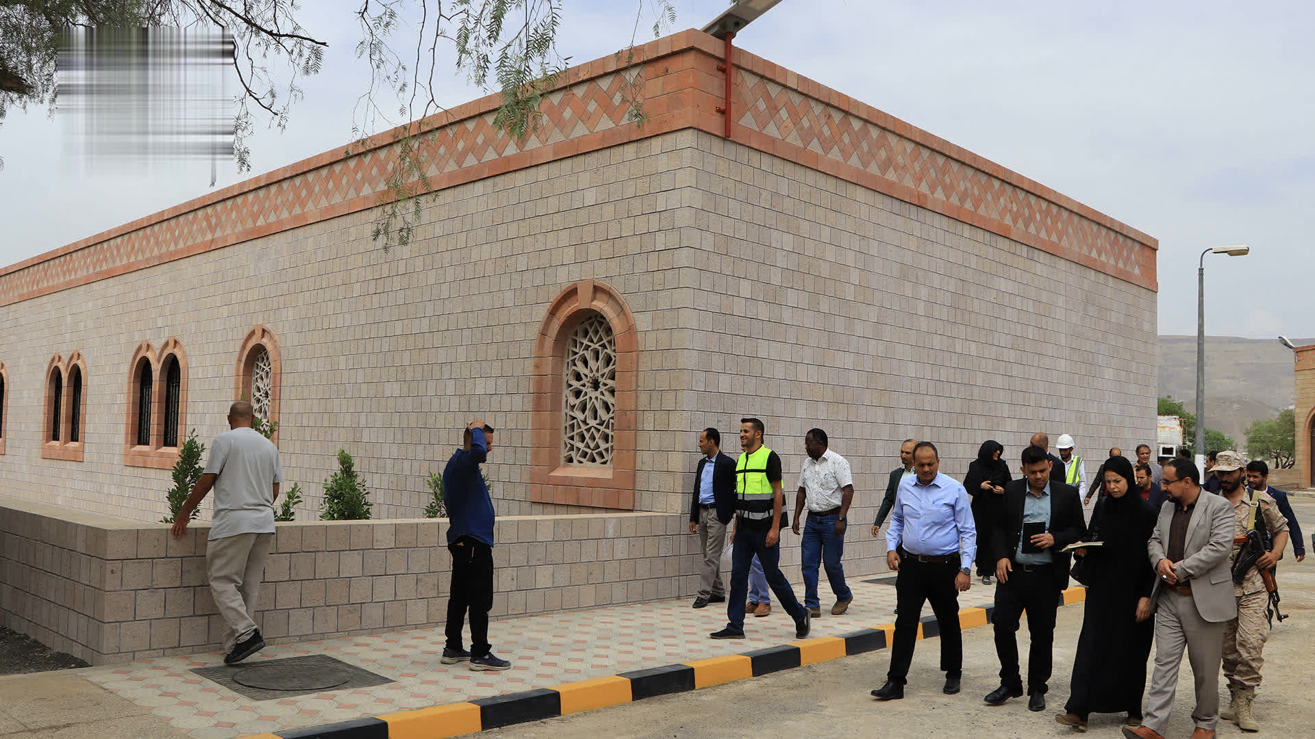 جامعة صنعاء تتسلّم مبنى الأطراف الصناعية والتعويضية من ” الصليب الأحمر”