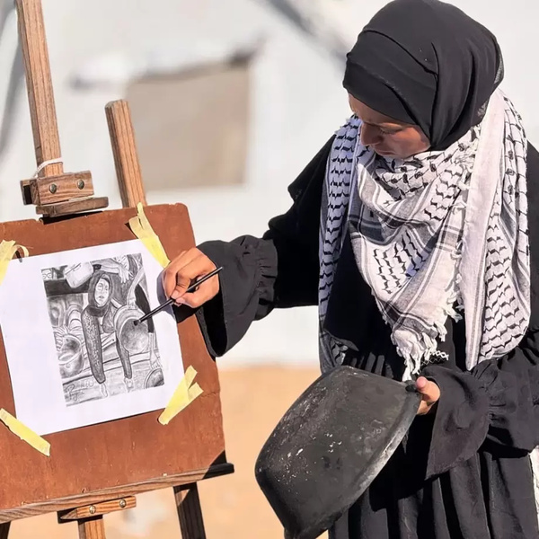 شابة فلسطينية ترسم وجع غزة ب ـ”سواد القدور