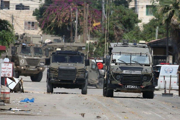 العدو الصهيوني يقتحم شرق طولكرم ويعتقل ثلاثة فلسطينيين