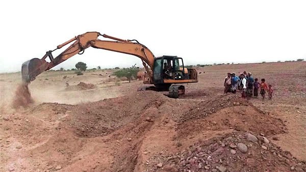 تنفيذ مبادرات لشق 14 قناة ري في وادي رماع في مديرية زبيد بالحديدة