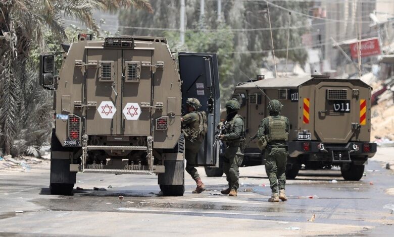 العدو الصهيوني يشن حملة مداهمات بالضفة المحتلة ويعتقل فلسطينيين
