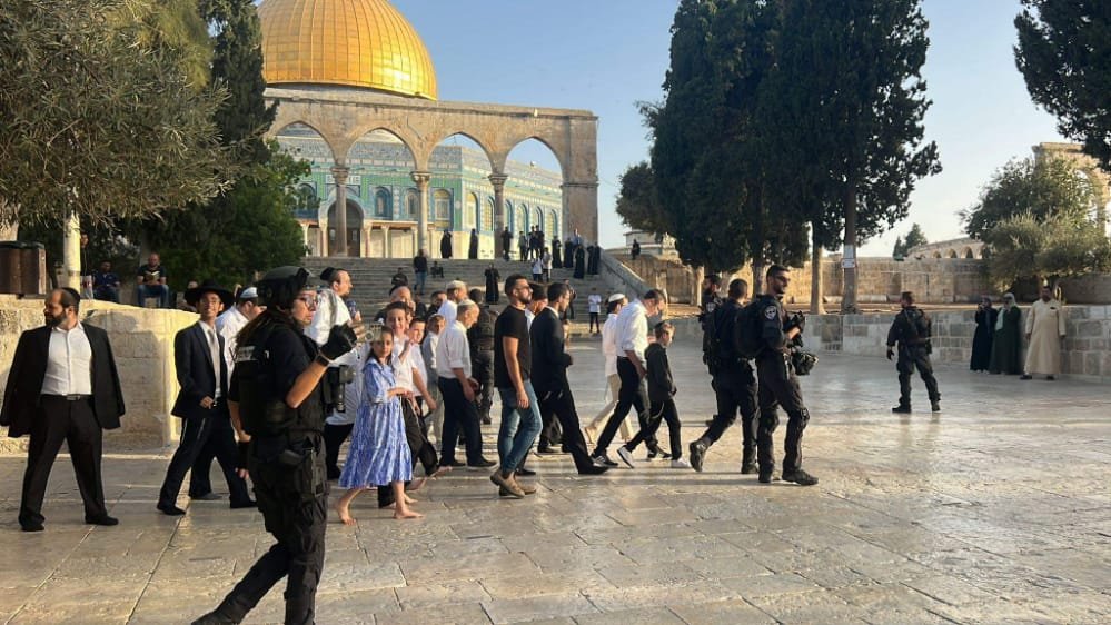 مسيرات استفزازية للصهاينة في القدس وجنود العدو يمنعون دخول المصلين إلى الأقصى