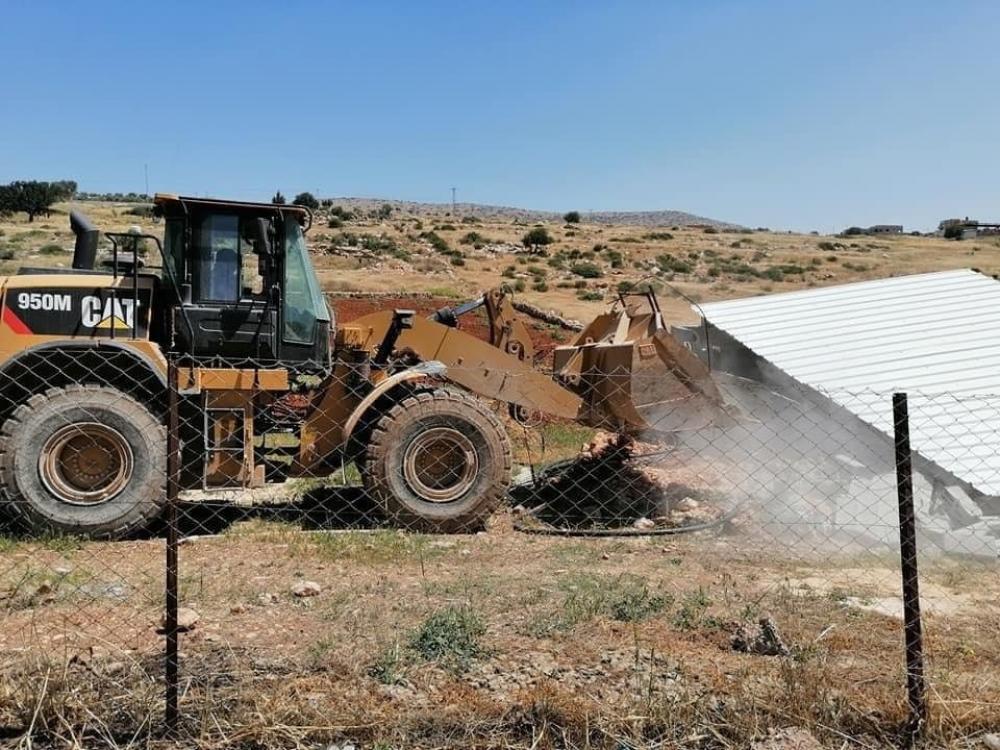 العدو الإسرائيلي يهدم غرفاً زراعية ويقتلع أشجاراً في القدس المحتلة