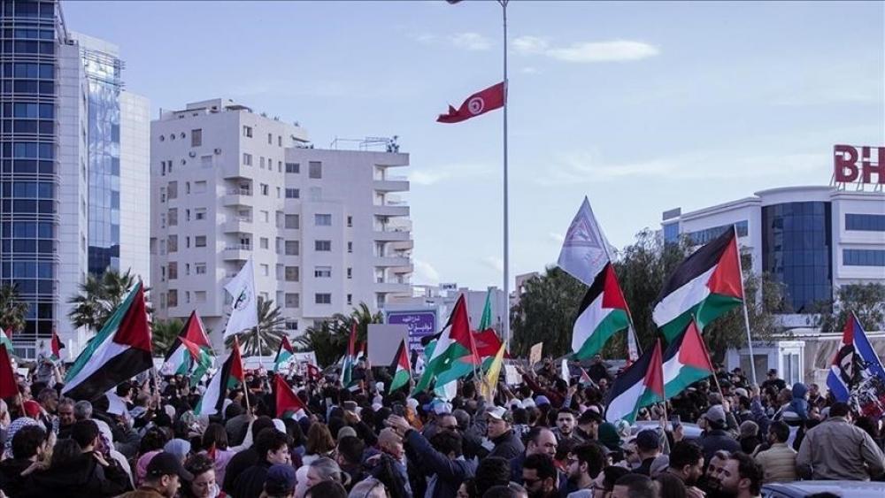 عشرات النشطاء في تونس ينظمون وقفة احتجاجية رفضا للإبادة الصهيونية في غزة