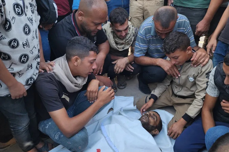 استشهاد 9 مواطنين فلسطينيين بقصف العدو خيام النازحين في خان يونس ودير البلح