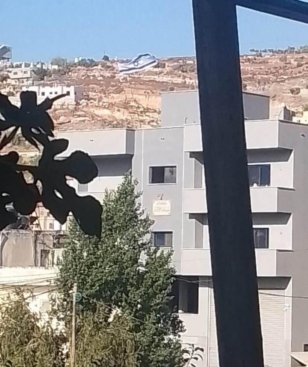 العدو الصهيوني يقتحم قرية اللبن الشرقية ويحول بناية سكنية إلى ثكنة عسكرية