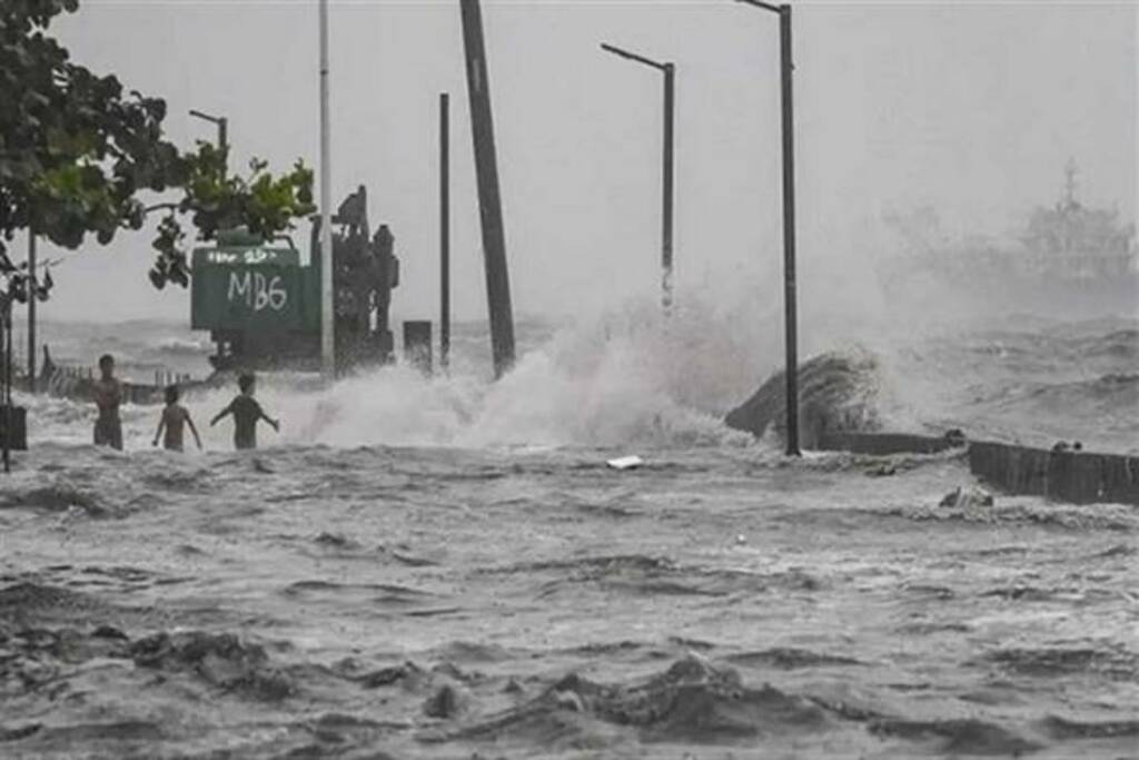 إعصار يودي بحياة 3 أشخاص بفيتنام ويدمر 7 آلاف منزل