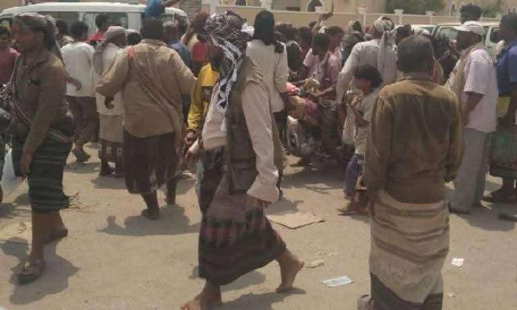 أسرة مواطن تقطع طريقاً في أبين احتجاجاً على دهسه بمدرعة قائد في المرتزقة