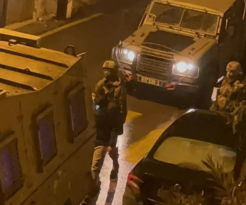 العدو الصهيوني يعتقل عدداً من المواطنين الفلسطينيين بنابلس