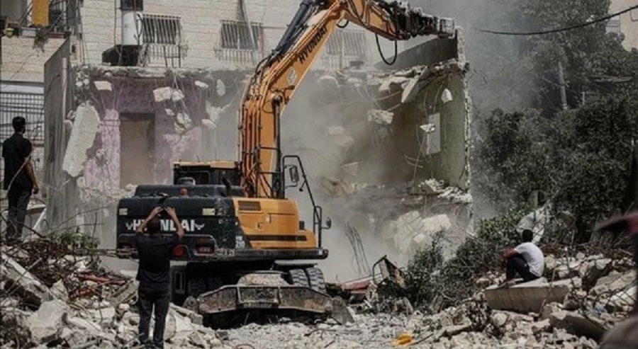 العدو الإسرائيلي يهدم منزلاً في بلدة سلواد شرق رام الله