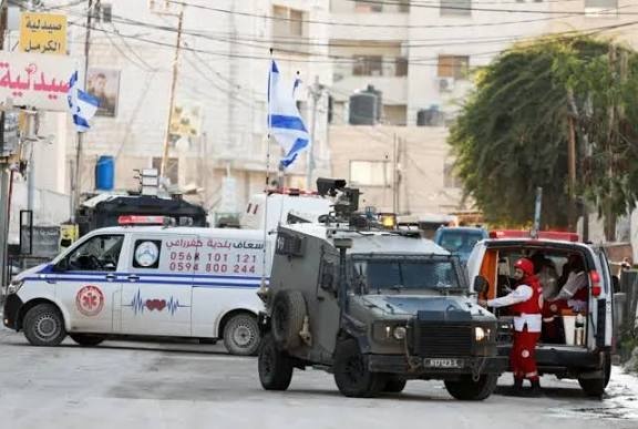 العدو الإسرائيلي يشدد إجراءاته العسكرية ويغلق مداخل ويقتحم أراضٍ في الضفة الغربية