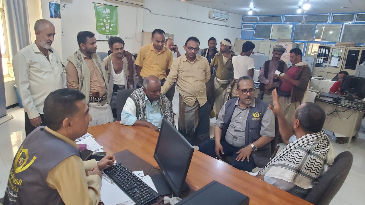 حليصي يتفقد سير العمل بهيئة بريد الحديدة ويشيد بجهودها في خدمة المواطنين