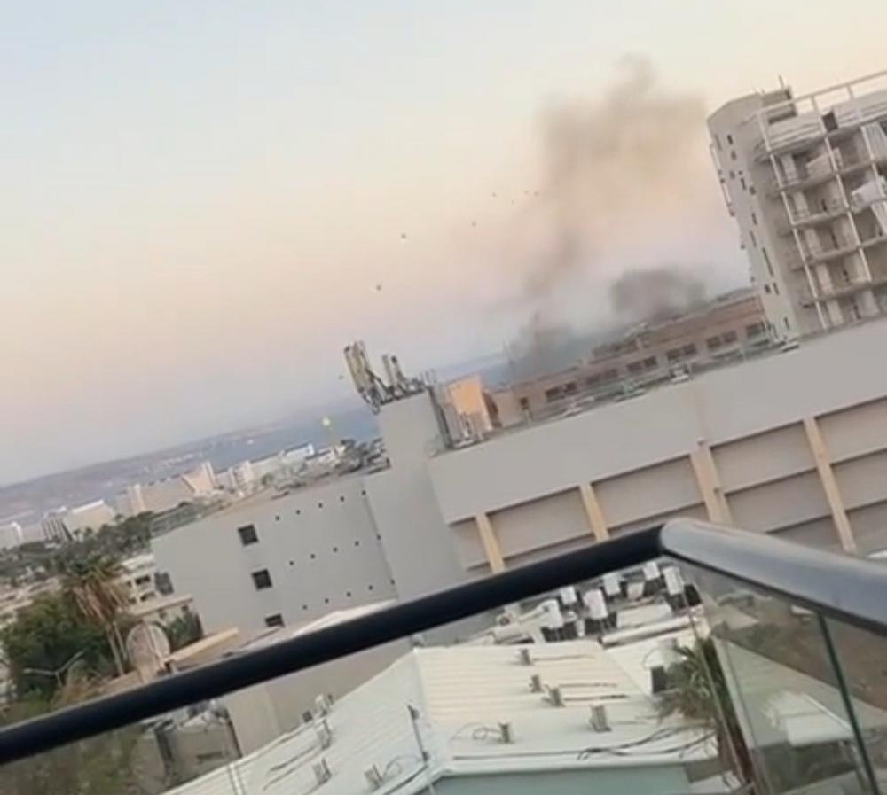 مسيّرة تضرب هدفا في أم الرشراش وألسنة اللهب والدخان تتصاعد