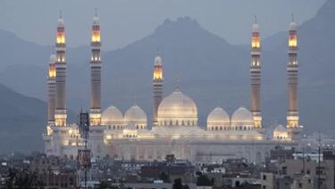 استجابة لدعوة قائد الثورة وكتائب القسام.. أبناء اليمن يصلون ركعتين ويتوجهون بالدعاء إلى الله لرفع الكرب عن المجاهدين في غزة