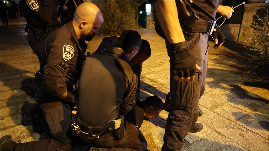 العدو الصهيوني يعتقل 10 فلسطيينين ويعتدي على آخرين في حيفا