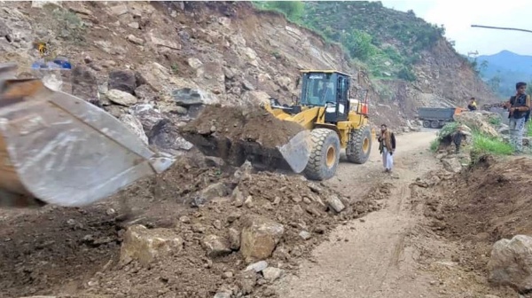فتح طريق قرية عنبر في مديرية جبل المحويت