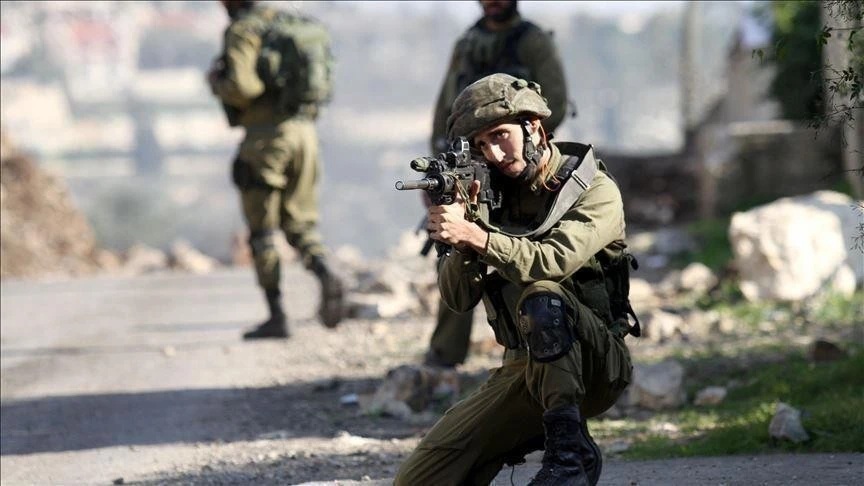 العدو الصهيوني يصيب طفلا فلسطينيا بالرصاص بجنين ويواصل اقتحام القدس