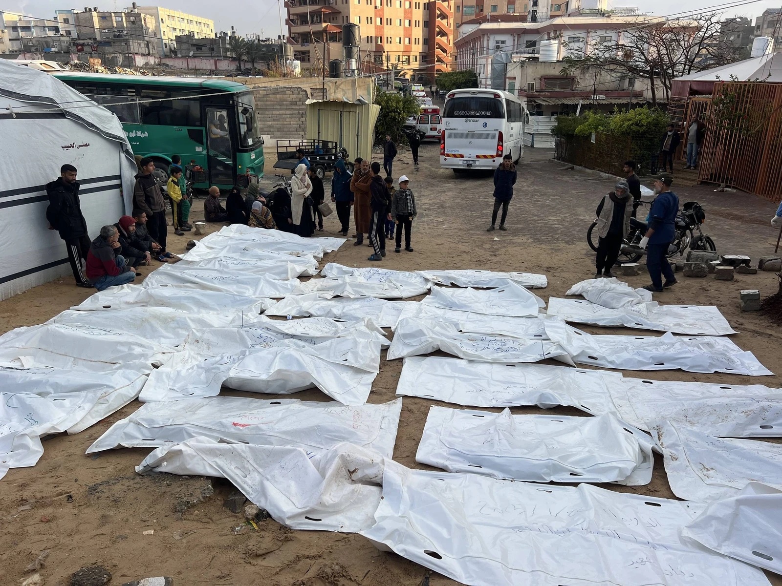 “محدث” استشهاد 46 فلسطينيا منذ فجر اليوم جراء قصف العدو الصهيوني مناطق متفرقة في القطاع