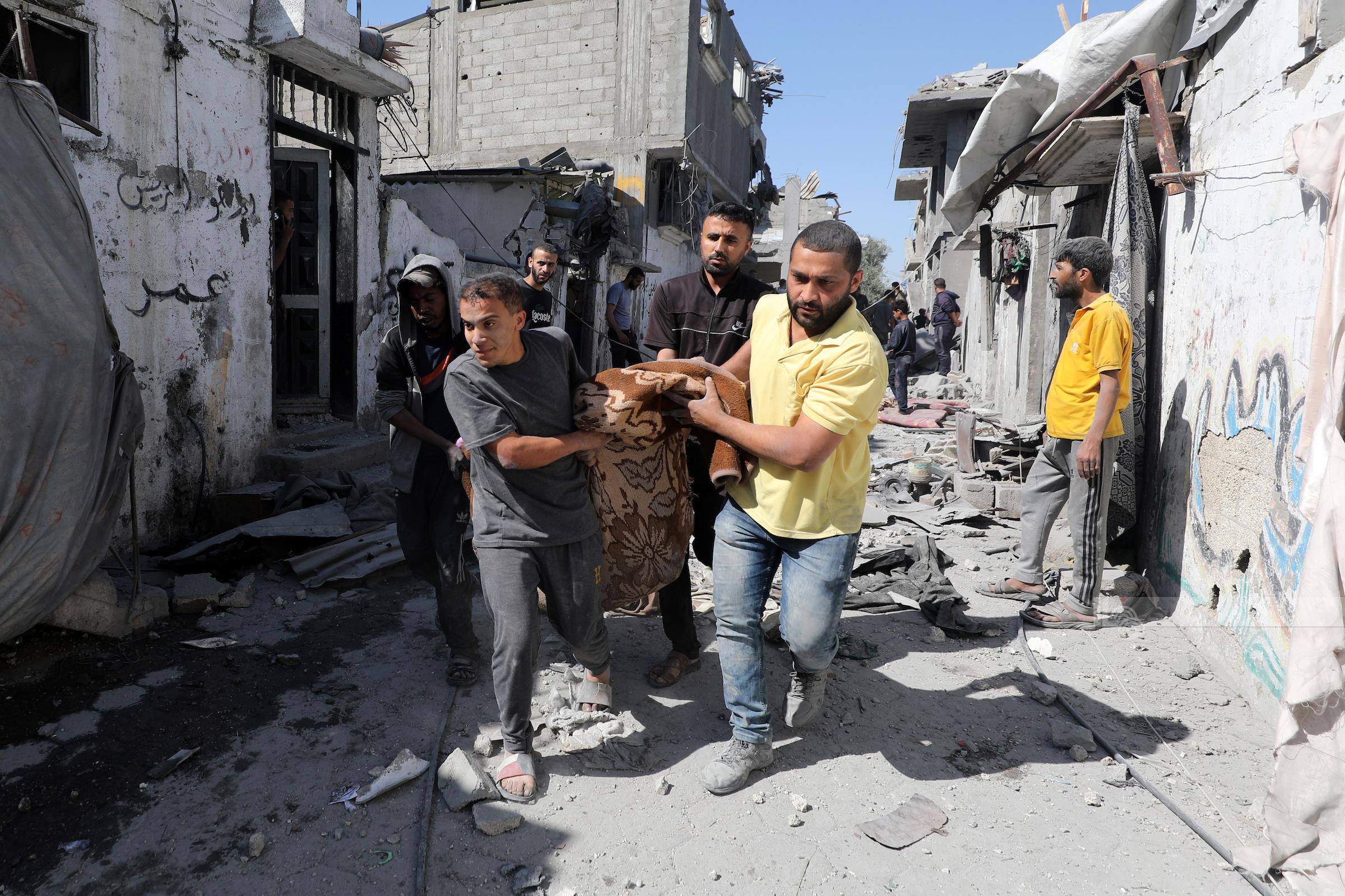 استشهاد واصابة عدد من المواطنين الفلسطينيين في قصف العدو الصهيوني لمدينة غزة