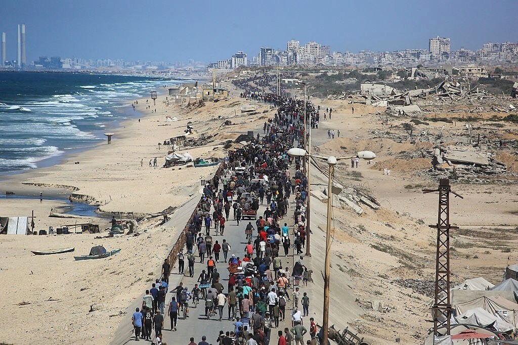 عشرات آلاف النازحين يبدؤون بالعودة لمدينة غزة عقب دخول اتفاق وقف إطلاق النار حيز التنفيذ