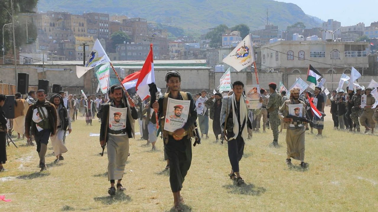 إب.. عرض شعبي لقوات التعبئة في المشنة بالذكرى الثانية لطوفان الأقصى