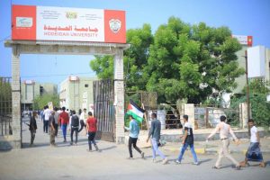 مسير لخريجي دورات طوفان الأقصى من طلاب مجمع كليات الآداب وطب الأسنان بجامعة الحديدة مسير لخريجي دورات طوفان الأقصى من طلاب مجمع كليات الآداب وطب الأسنان بجامعة الحديدة