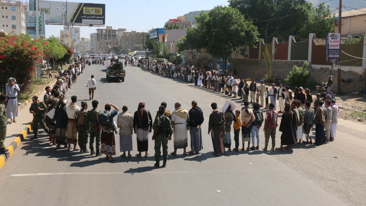 وقفات حاشدة في مقبنة وصالة والتعزية وفاء للشهداء وتأكيدا على استمرار النفير